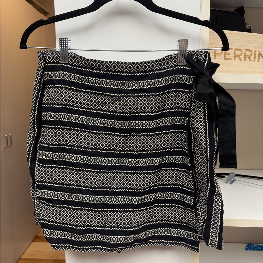 Chic Black and White Patterned Skirt